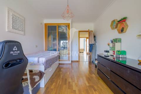 Apartamento t3 com suite, garagem e arrecadação – montijo