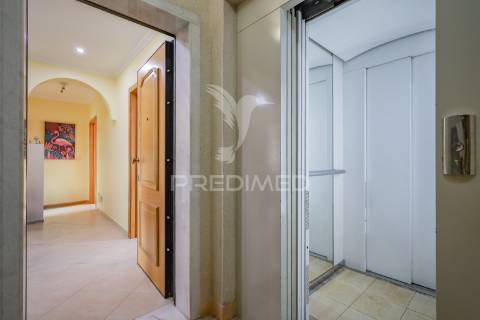 Apartamento t3 com suite, garagem e arrecadação – montijo