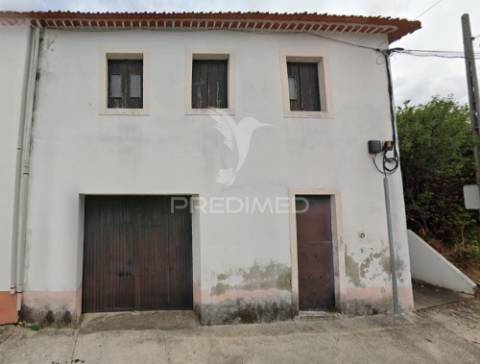 Moradia t2 para recuperar - vila moreira, alcanena