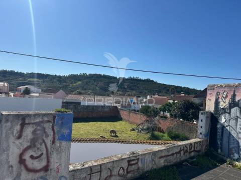 Moradia geminada em arrouquelas