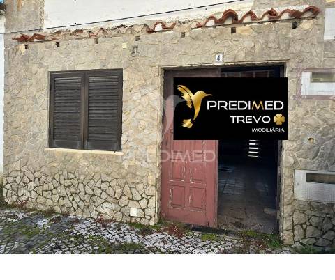Moradia geminada em arrouquelas