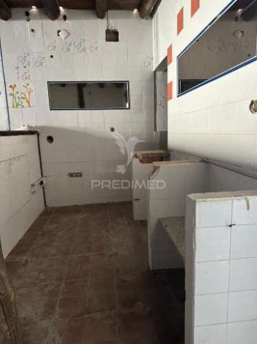 Moradia geminada em arrouquelas