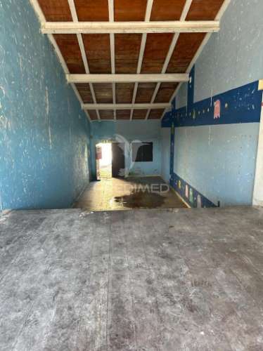 Moradia geminada em arrouquelas