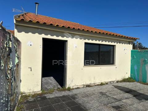 Moradia geminada em arrouquelas