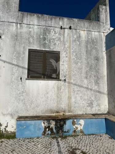 Moradia geminada em arrouquelas