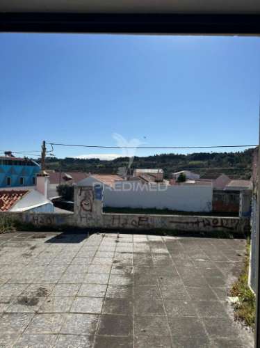 Moradia geminada em arrouquelas