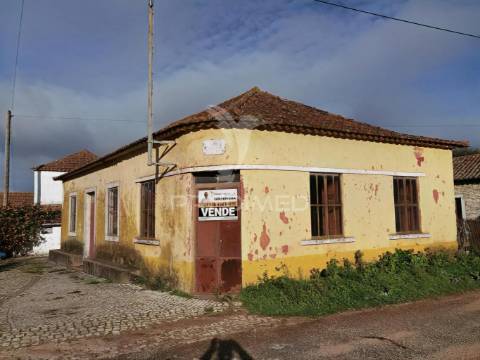 Moradia t2 para restaurar serra de santo antónio / alcanena