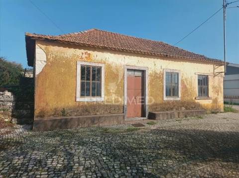 Moradia t2 para restaurar serra de santo antónio / alcanena