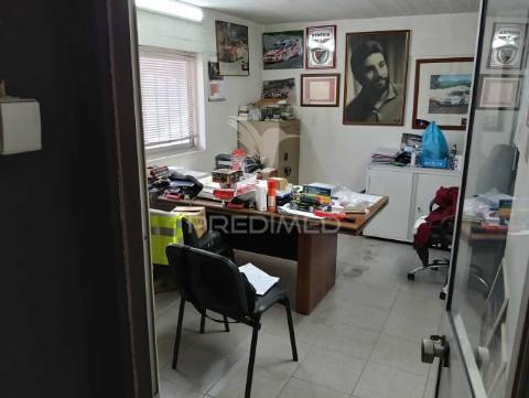 Armazém/oficina auto em moinhos da funcheira (amadora)