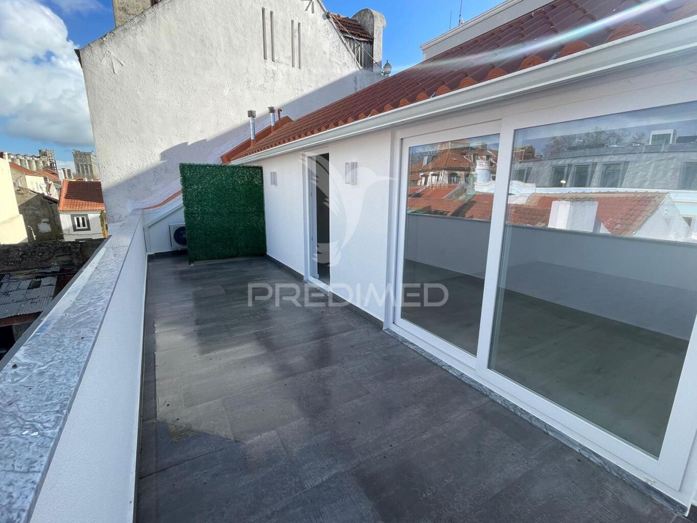Moradia t3 triplex totalmente remodelada no centro barreiro