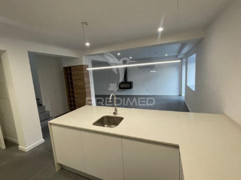 Moradia t3 triplex totalmente remodelada no centro barreiro