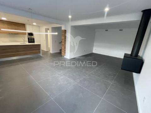 Moradia t3 triplex totalmente remodelada no centro barreiro