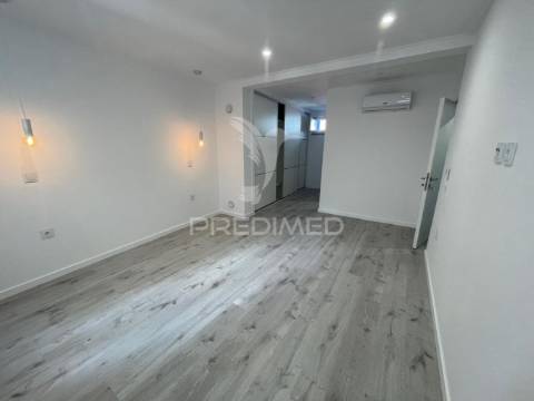 Moradia t3 triplex totalmente remodelada no centro barreiro