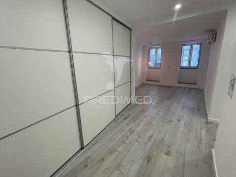 Moradia t3 triplex totalmente remodelada no centro barreiro