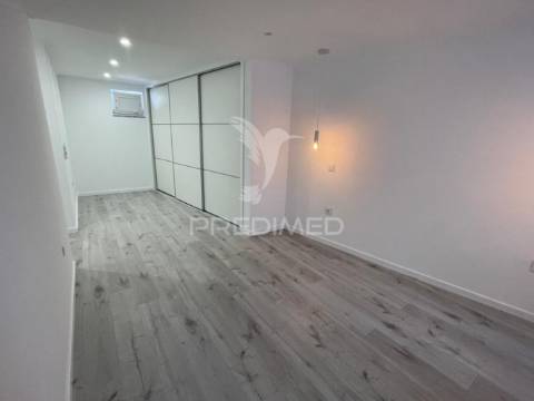 Moradia t3 triplex totalmente remodelada no centro barreiro