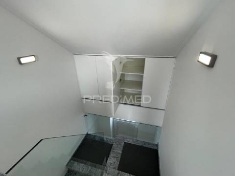 Moradia t3 triplex totalmente remodelada no centro barreiro