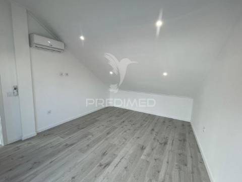 Moradia t3 triplex totalmente remodelada no centro barreiro