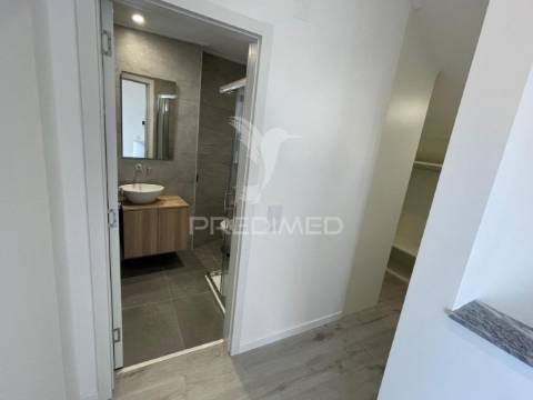 Moradia t3 triplex totalmente remodelada no centro barreiro
