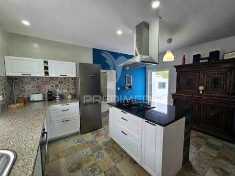 Moradia t4 com quintal em garvão, ourique