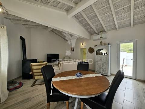 Moradia t4 com quintal em garvão, ourique
