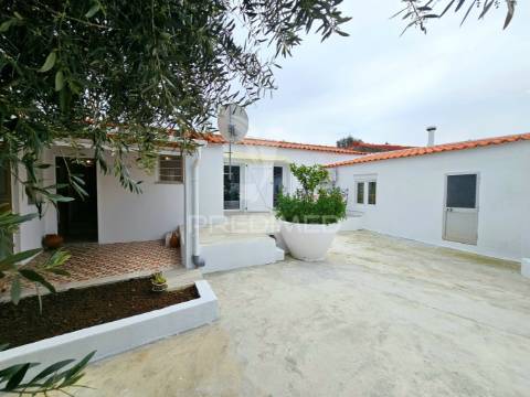 Moradia t4 com quintal em garvão, ourique