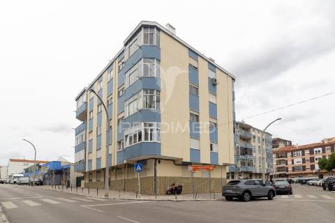 Apartamento t2 com potencial para t3 – paivas, seixal