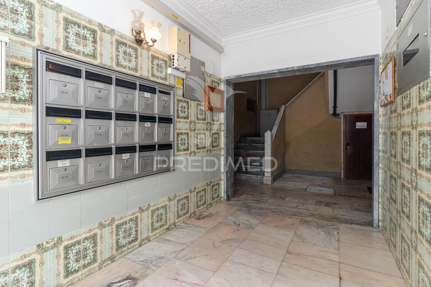 Apartamento t2 com potencial para t3 – paivas, seixal