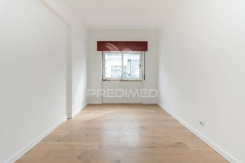 Apartamento t2 com potencial para t3 – paivas, seixal
