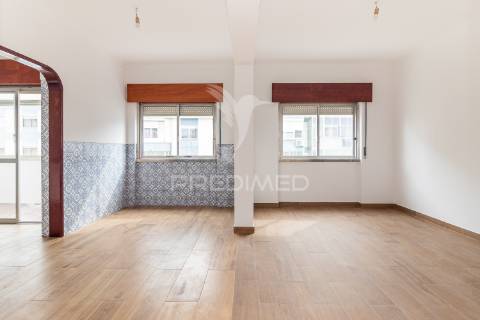Apartamento t2 com potencial para t3 – paivas, seixal