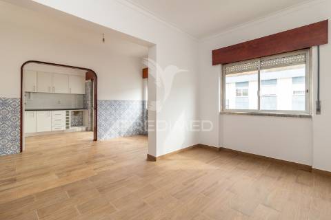 Apartamento t2 com potencial para t3 – paivas, seixal