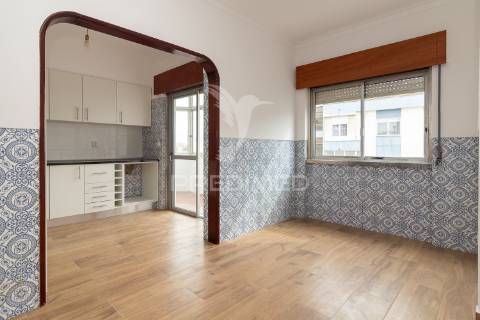 Apartamento t2 com potencial para t3 – paivas, seixal