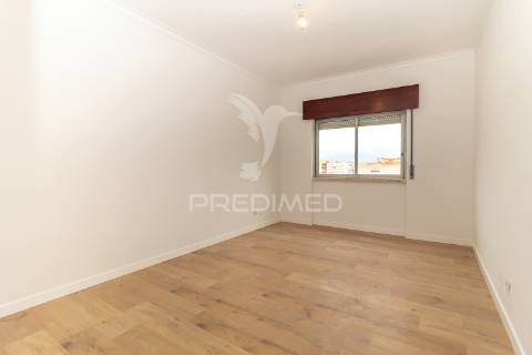 Apartamento t2 com potencial para t3 – paivas, seixal