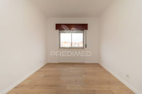 Apartamento t2 com potencial para t3 – paivas, seixal