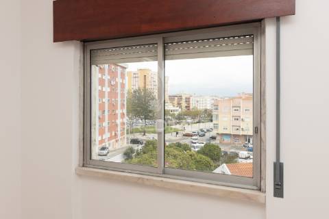 Apartamento t2 com potencial para t3 – paivas, seixal