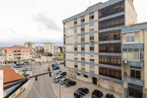 Apartamento t2 com potencial para t3 – paivas, seixal