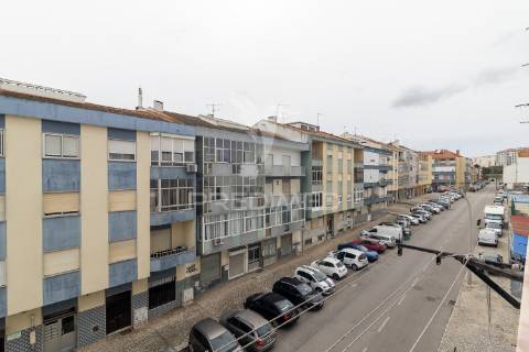 Apartamento t2 com potencial para t3 – paivas, seixal