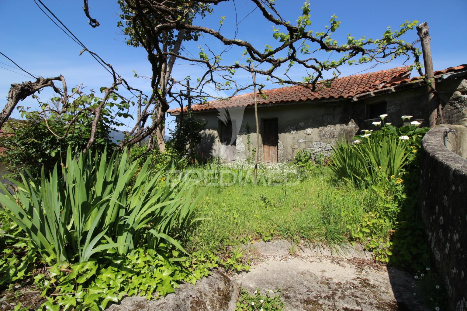 Moradia t2 para restauro em cova, vieira do minho