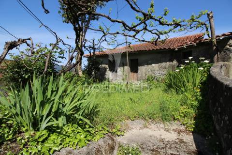 Moradia t2 para restauro em cova, vieira do minho