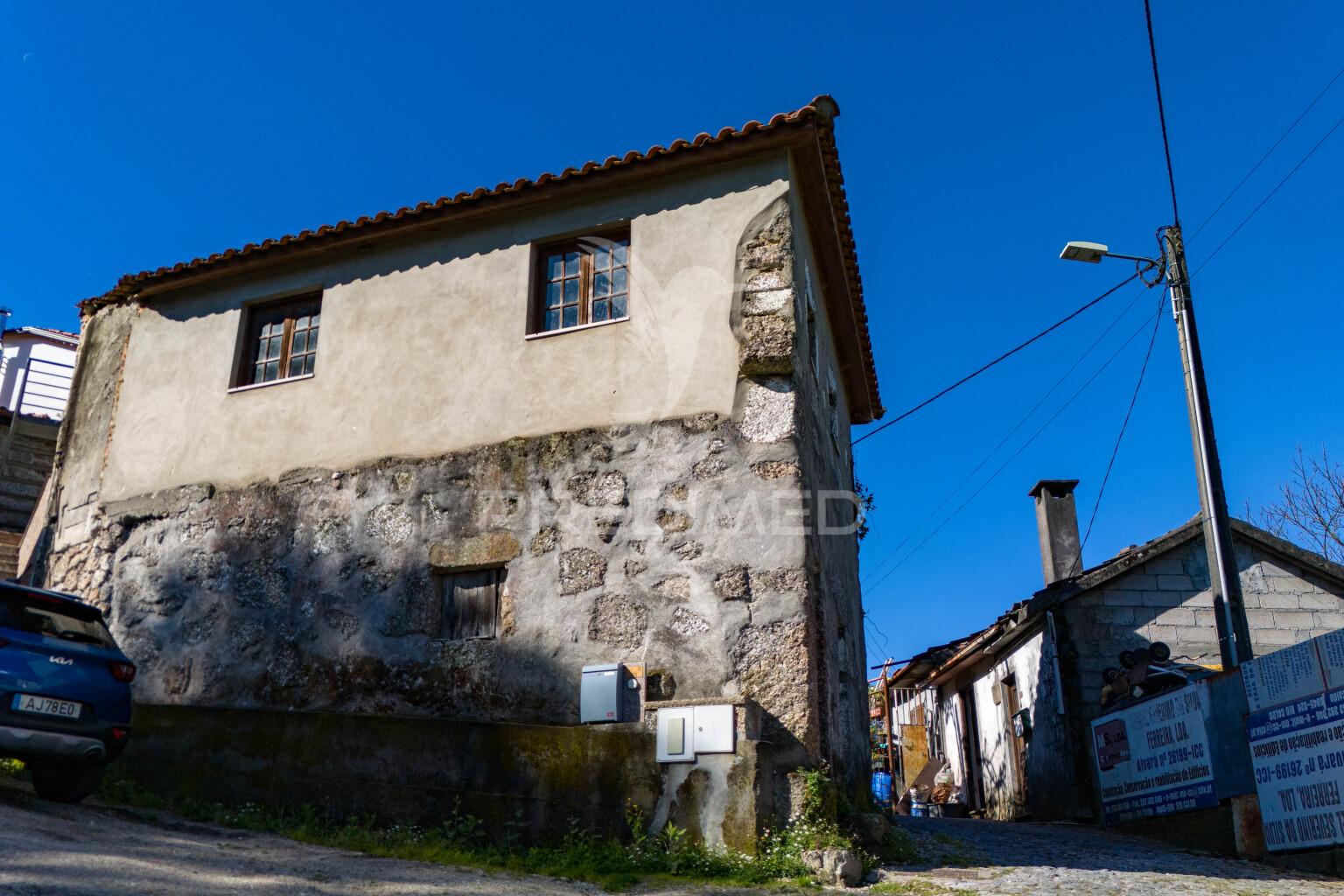 Moradia t2 para restauro em cova, vieira do minho