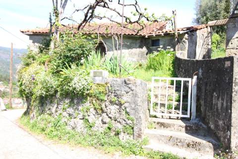 Moradia t2 para restauro em cova, vieira do minho