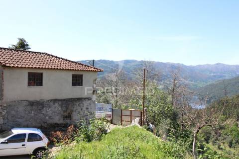 Moradia t2 para restauro em cova, vieira do minho