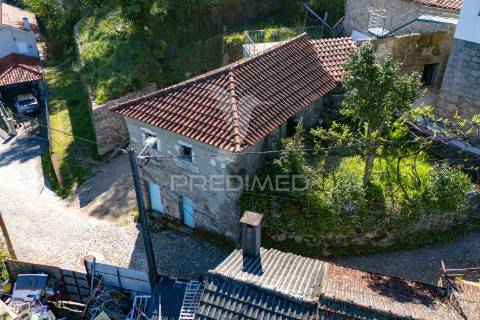 Moradia t2 para restauro em cova, vieira do minho