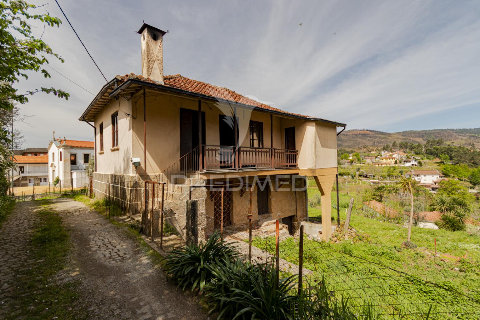 Moradia t3 para restauro em aboim.