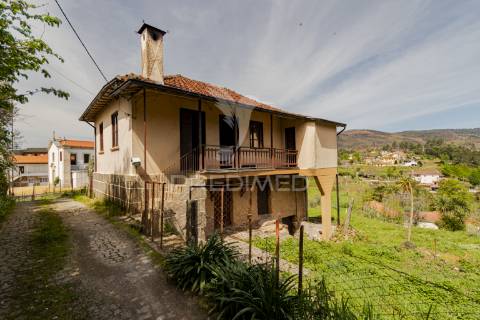Moradia t3 para restauro em aboim.