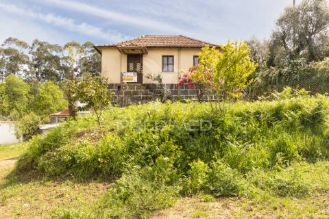 Moradia t3 para restauro em aboim.