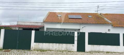 Moradia t2 convertido em t1 mobilado na carregueira-pinhal novo