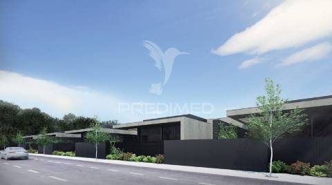 Moradia nova com piscina- palmeira- braga
