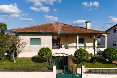 Moradia individual t4 no centro de amarante