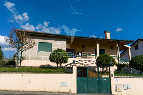 Moradia individual t4 no centro de amarante