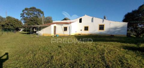 Monte alantejano com 3 habitações e piscina